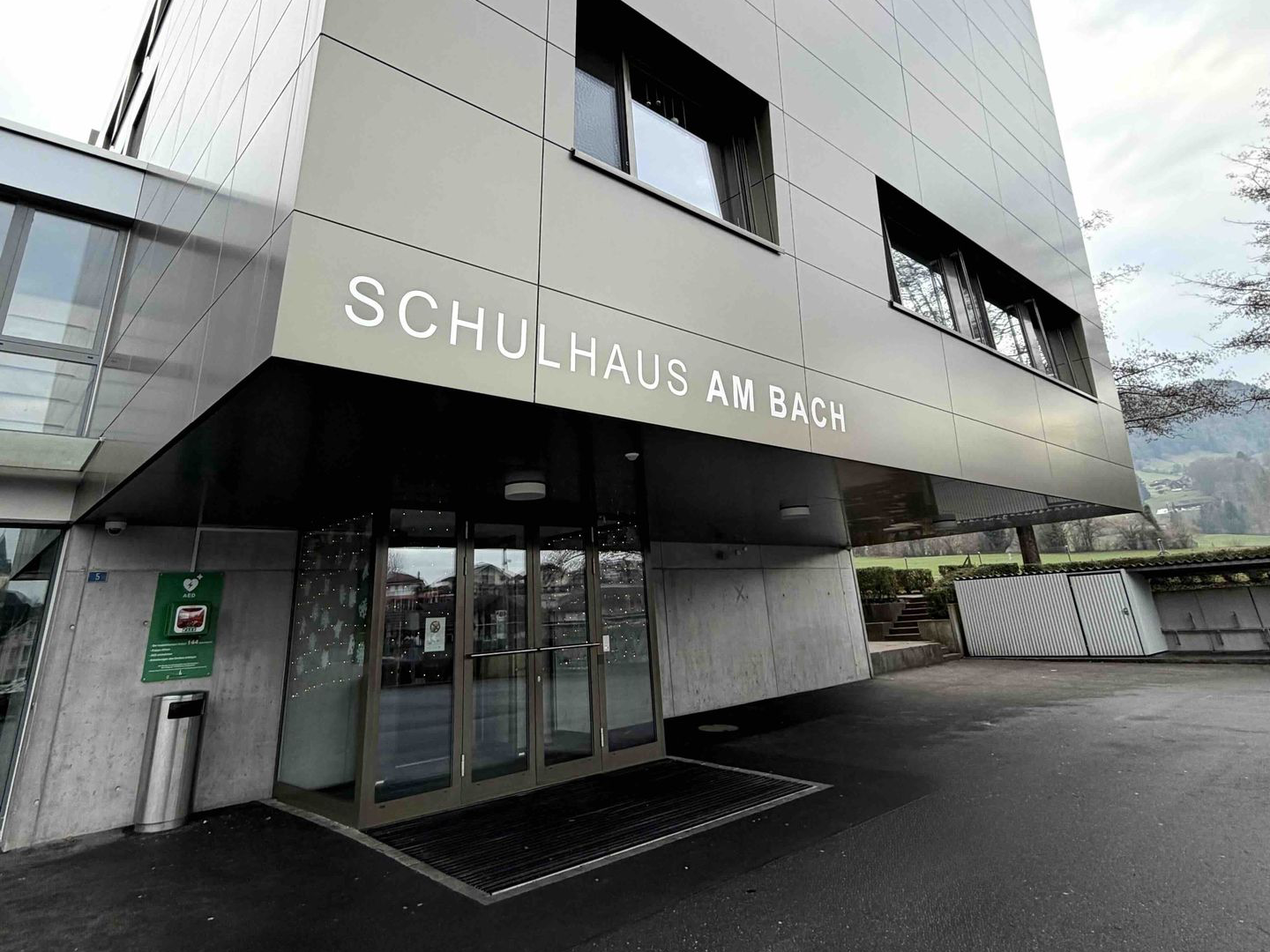 Schulhaus am Bach